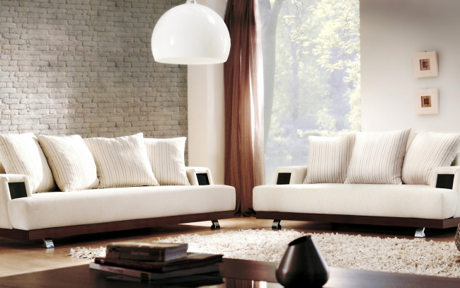 Обои картинки фото интерьер, гостиная, дизайн, диваны, белые, подушки, ковер, столики, лампы