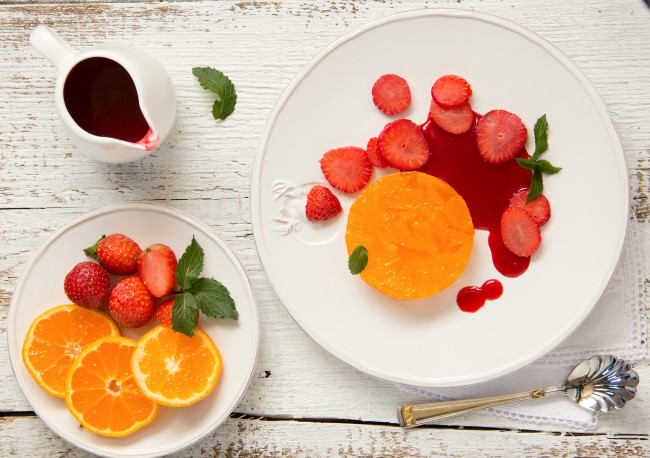 Обои картинки фото orange terrine with strawberry sauce, еда, мороженое,  десерты, соус, ягоды, клубника, апельсины, террин, из, апельсинов, десерт