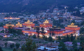 Картинка тхимпху +бутан города -+буддийские+и+другие+храмы здания комплекс огни панорама