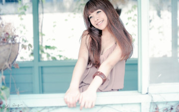 Картинка девушки -unsort+ азиатки улыбка браслет блузка веранда