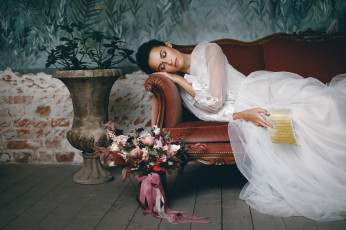 Картинка девушки -unsort+ невесты девушка свадебное платье письмо цветы лежит диван