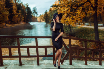 Картинка девушки -+брюнетки +шатенки парк река мост осень брюнетка шляпа черное платье