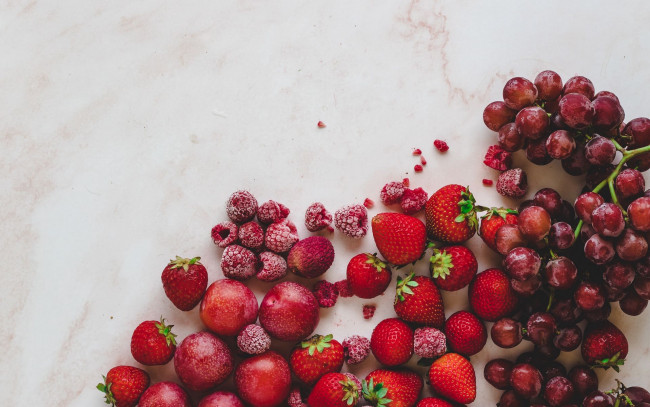 Обои картинки фото еда, фрукты,  ягоды, виноград, малина, клубника, сливы