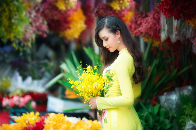 Обои картинки фото девушки, - азиатки, шатенка, платье, цветы