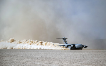 Картинка авиация военно-транспортные+самолёты boeing c17 globemaster3 военно транспортный самолет ввс сша посадка пустыня американский военная