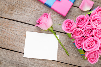Картинка праздничные подарки+и+коробочки розы цветы открытка подарок коробка