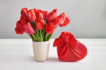 Картинка праздничные подарки+и+коробочки тюльпаны цветы букет ваза коробка сердечко