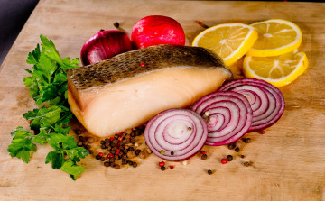 Картинка еда рыбные+блюда +с+морепродуктами копченая рыба лук петрушка лимон перец