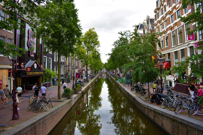 Обои картинки фото города, амстердам , нидерланды, канал, велосипеды, прохожие