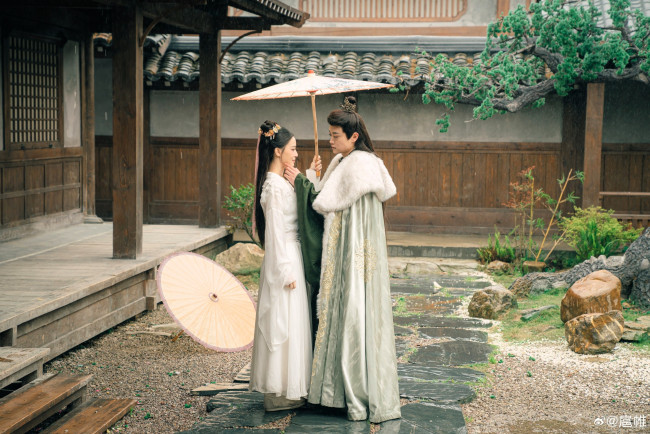 Обои картинки фото кино фильмы, cang yao ling, пара, зонт, двор