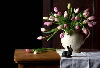 Картинка цветы тюльпаны ваза стол заяц