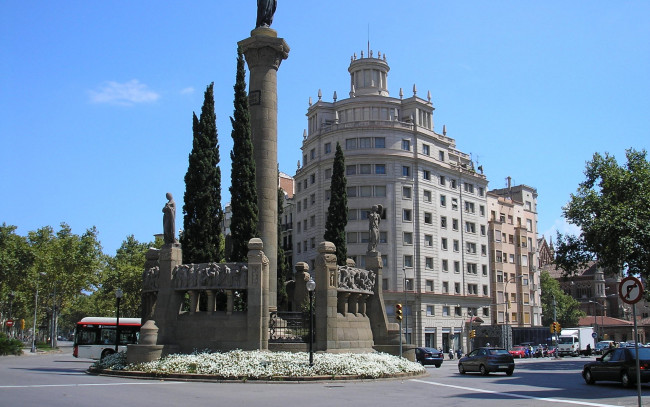 Обои картинки фото barcelona, города, барселона, испания, монумент, здание, улица