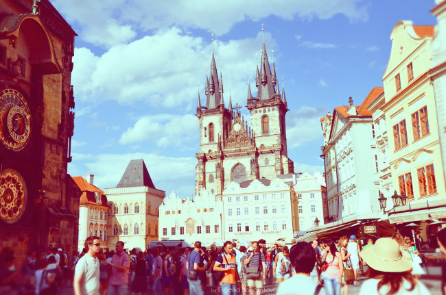 Обои картинки фото города, прага , Чехия, туристы, толпа, люди, площадь, часы, костел, дома, здания, столица, прага