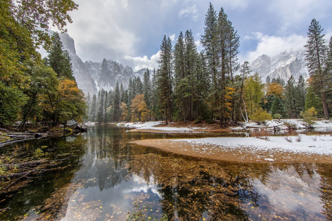 Обои картинки фото природа, реки, озера, деревья, вода, листья, ветки, снег, отражение, горы, облака, лес