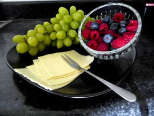 Картинка еда фрукты +ягоды черника сыр малина виноград