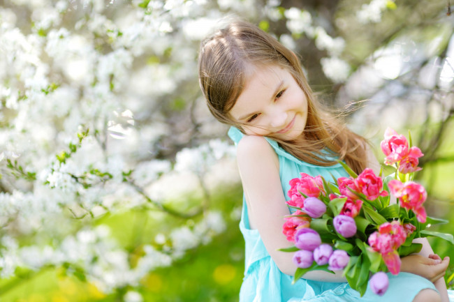 Обои картинки фото разное, дети, девочка, букет, цветы, тюльпаны, весна
