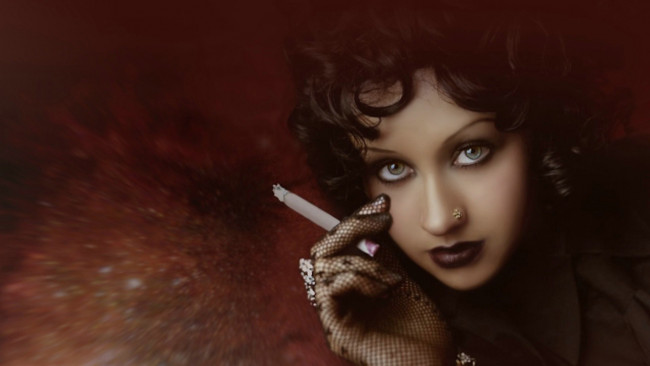 Обои картинки фото музыка, christina, aguilera, сигарета