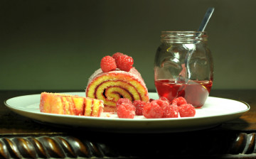 Картинка raspberry+roll+cake+with+syrup еда пирожные +кексы +печенье ягоды сироп малина рулетик