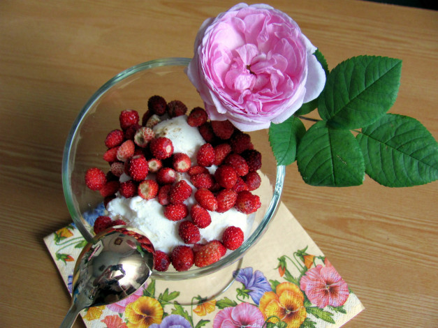 Обои картинки фото еда, мороженое,  десерты, ягоды, земляника, роза
