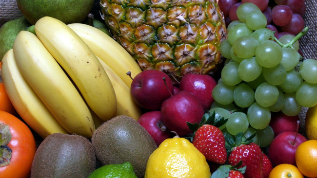 Обои картинки фото еда, фрукты,  ягоды, бананы, виноград, киви, клубника