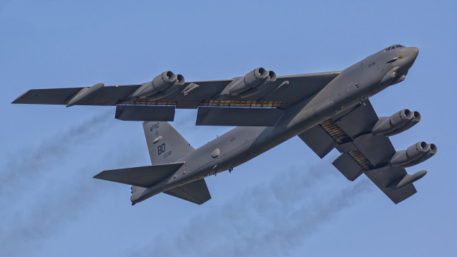Обои картинки фото boeing b52h stratofortress, авиация, боевые самолёты, ввс
