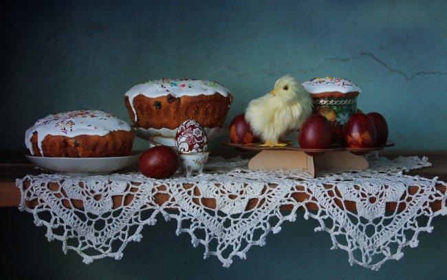 Обои картинки фото праздничные, пасха, цыпленок, яйца, куличи, весна, натюрморт