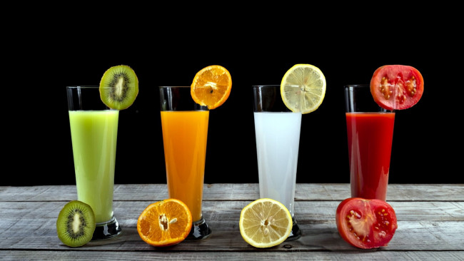 Обои картинки фото еда, напитки,  сок, соки, апельсин, киви, лимон, томат