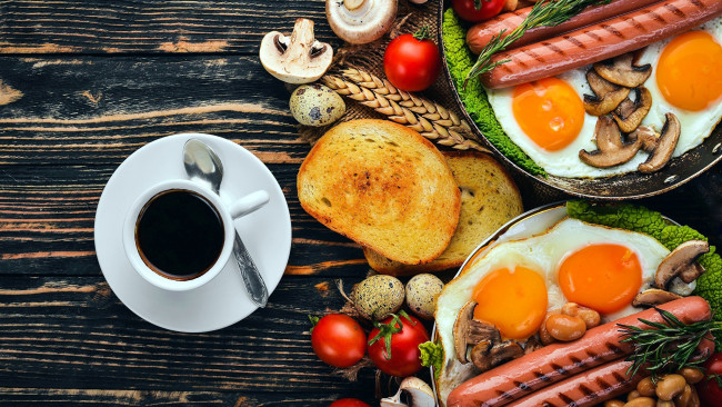 Обои картинки фото еда, разное, сосиски, глазунья, томаты, кофе, завтрак
