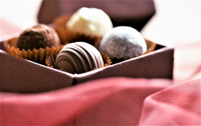 Обои картинки фото еда, конфеты,  шоколад,  сладости, ассорти, коробка