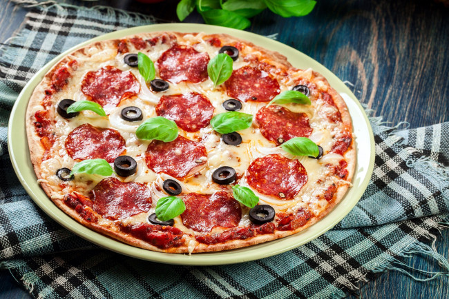 Обои картинки фото еда, пицца, салями, базилик