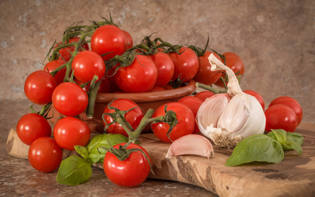 Обои картинки фото еда, помидоры, базилик, чеснок