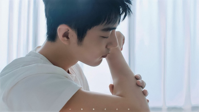 Обои картинки фото мужчины, xiao zhan, актер, футболка, рука
