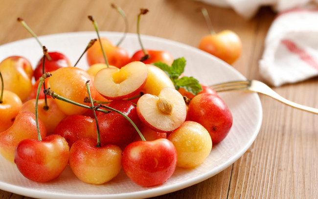 Обои картинки фото еда, вишня,  черешня, тарелка, ягоды, черешня, мята