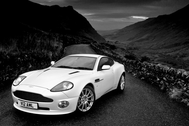 Обои картинки фото автомобили, aston martin, белый, горы, дорога