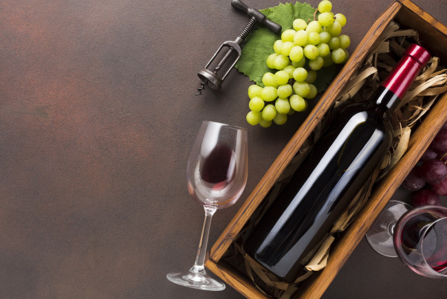 Обои картинки фото еда, напитки,  вино, ящик, бутылка, красное, вино, бокалы, виноград, штопор