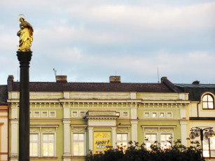 Картинка города здания дома здание фонари памятник святой