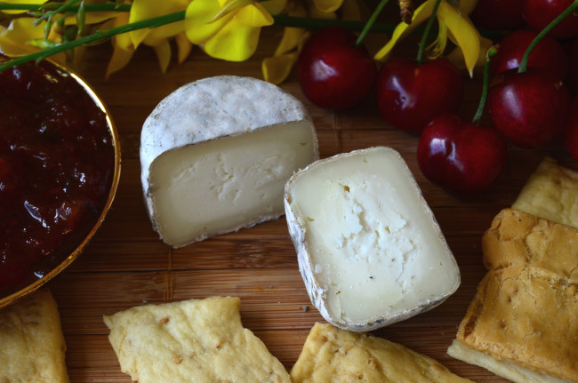 Обои картинки фото еда, сырные изделия, сыр, вишни, цветы