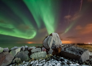 Картинка природа северное+сияние исландия ночь звезды камни море горы северное сияние