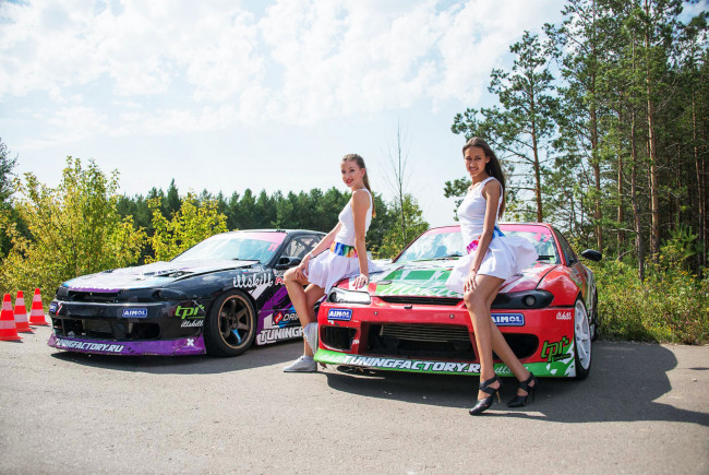Обои картинки фото девушки и авто 2, автомобили, -авто с девушками, красный, гонки, девушки, авто