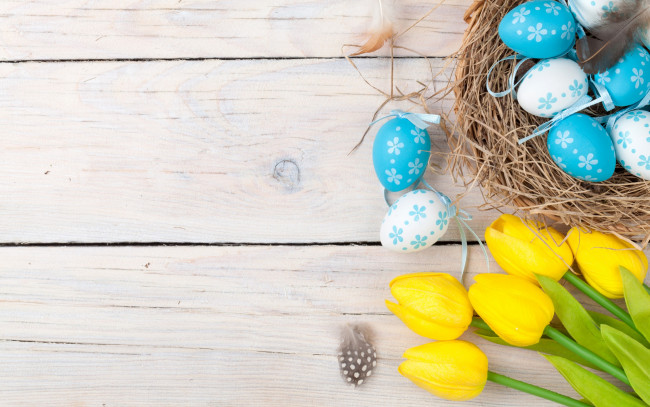 Обои картинки фото праздничные, пасха, decoration, wood, easter, тюльпаны, tulips, tender, yellow, happy, spring, eggs