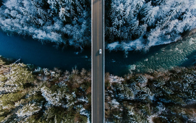 Обои картинки фото природа, дороги, снег, мост, лес, зима, автомобили, вид, сверху, река, фото, с, коптера