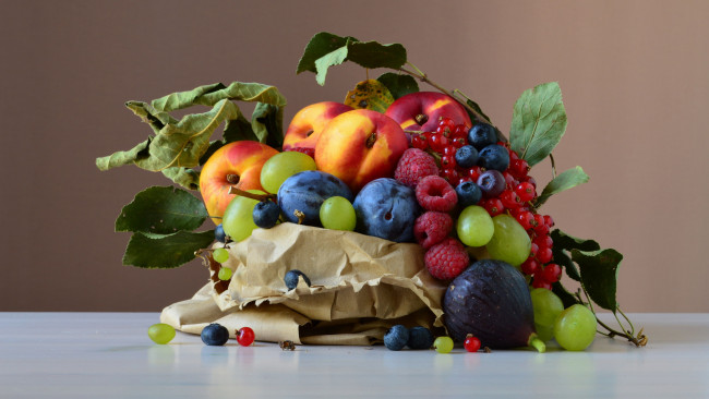 Обои картинки фото еда, фрукты,  ягоды, сливы, нектарины, малина, инжир, смородина