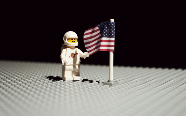 Обои картинки фото разное, игрушки, лего, поле, флаг, астронавт