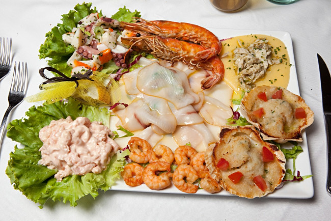 Обои картинки фото еда, рыба, морепродукты, суши, роллы, креветки, кальмары