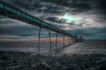Картинка природа побережье океан пляж мост тучи сумрак