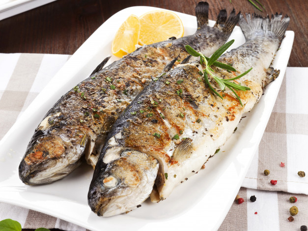 Обои картинки фото еда, рыба,  морепродукты,  суши,  роллы, лимон, жареная