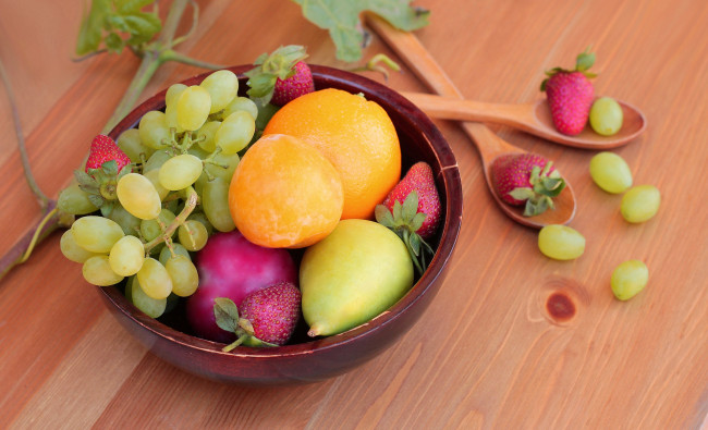 Обои картинки фото еда, фрукты,  ягоды, виноград, груша, апельсин, ягоды, ложки, клубника, листья