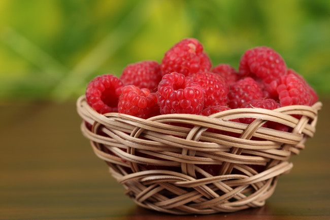 Обои картинки фото еда, малина, basket, raspberries, berries, ягоды, корзинка