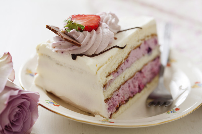 Обои картинки фото еда, пирожные,  кексы,  печенье, сладость, пирожное, крем, клубника, шоколад, роза, sweet, cake, cream, strawberry, chocolate, rose