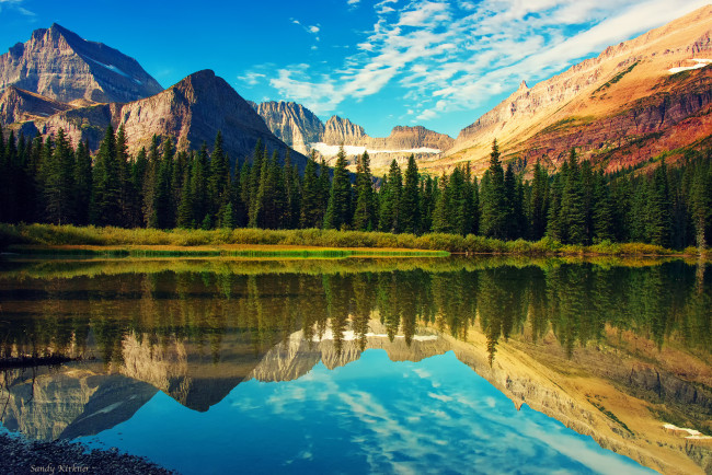 Обои картинки фото природа, реки, озера, небо, mount, grinnell, лес, национальный, парк, глейшер, озеро, скалистые, горы, отражения